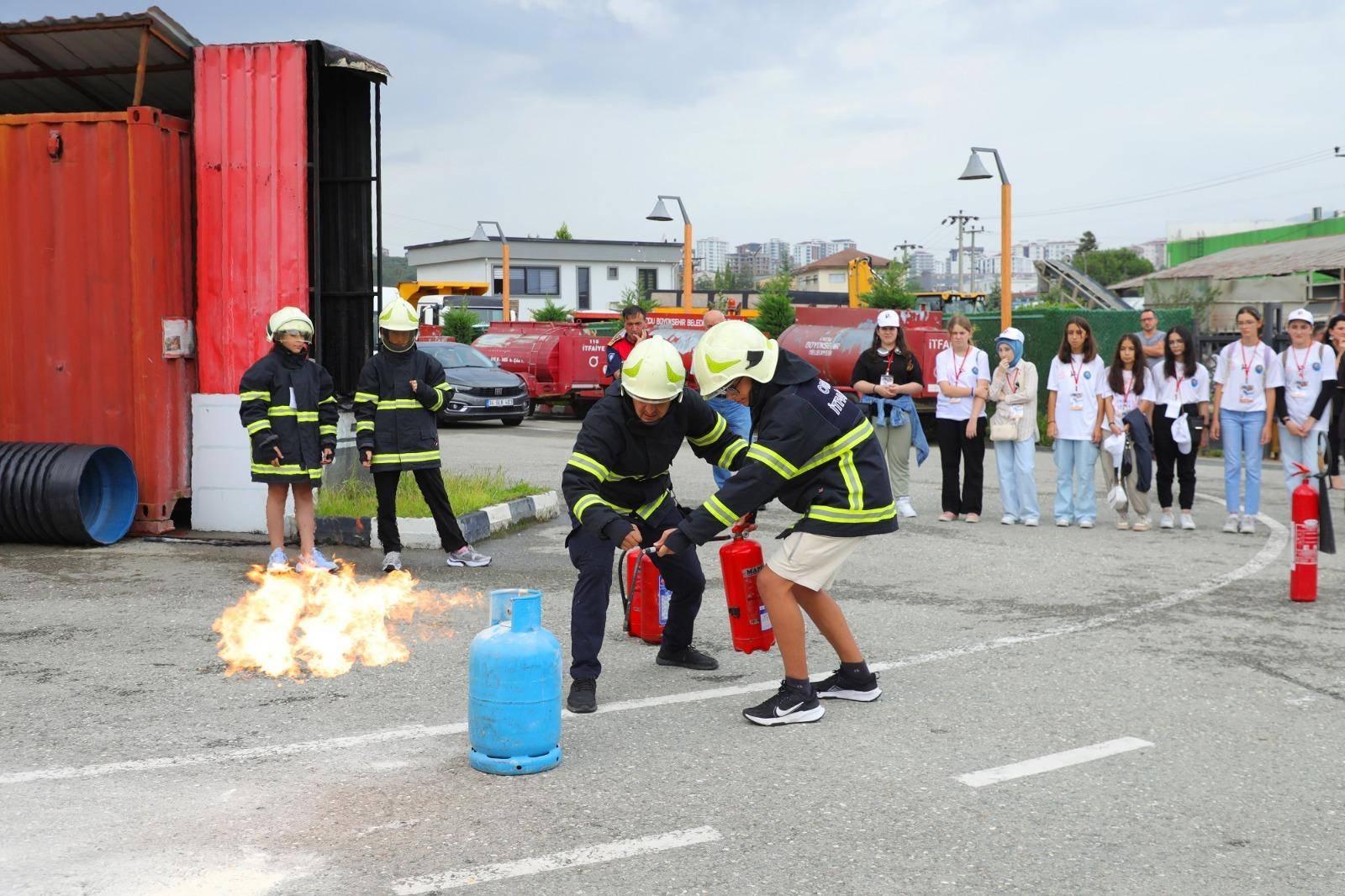 TÜBİTAK ÖĞRENCİLERE İTFAİYE EĞİTİMİ